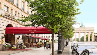 This is a picture of the Adlon hotel with a view of the Brandebourg gate in the background