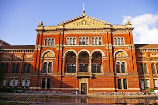 this image shows you the entrance of Victoria and Albert Museum